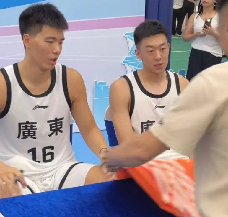 江体育馆, 握手 江体育馆, 握手