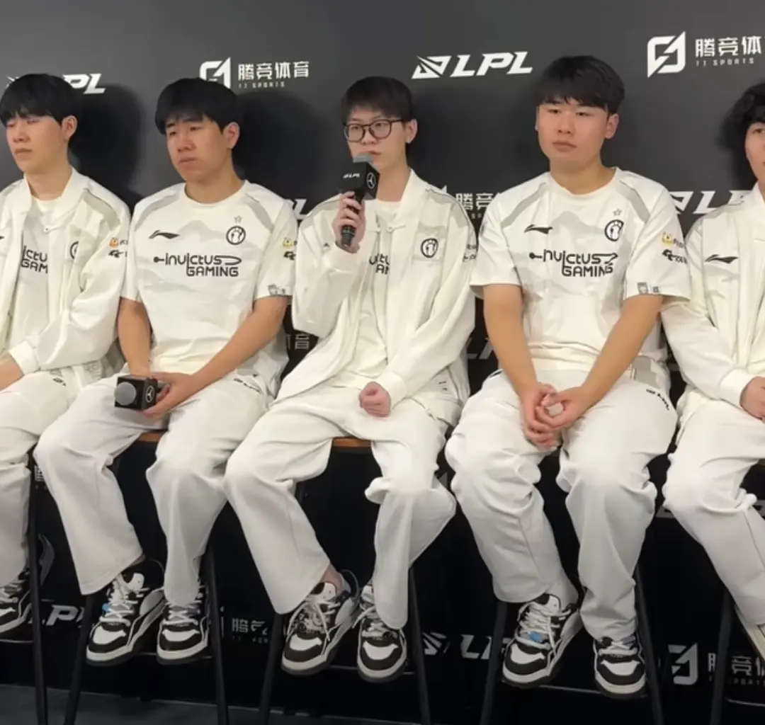 然而令粉丝, 毫无差异